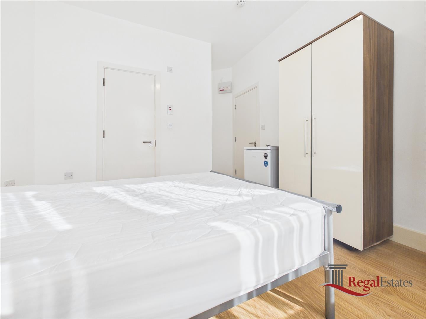 Room Chapter Road in Greater London