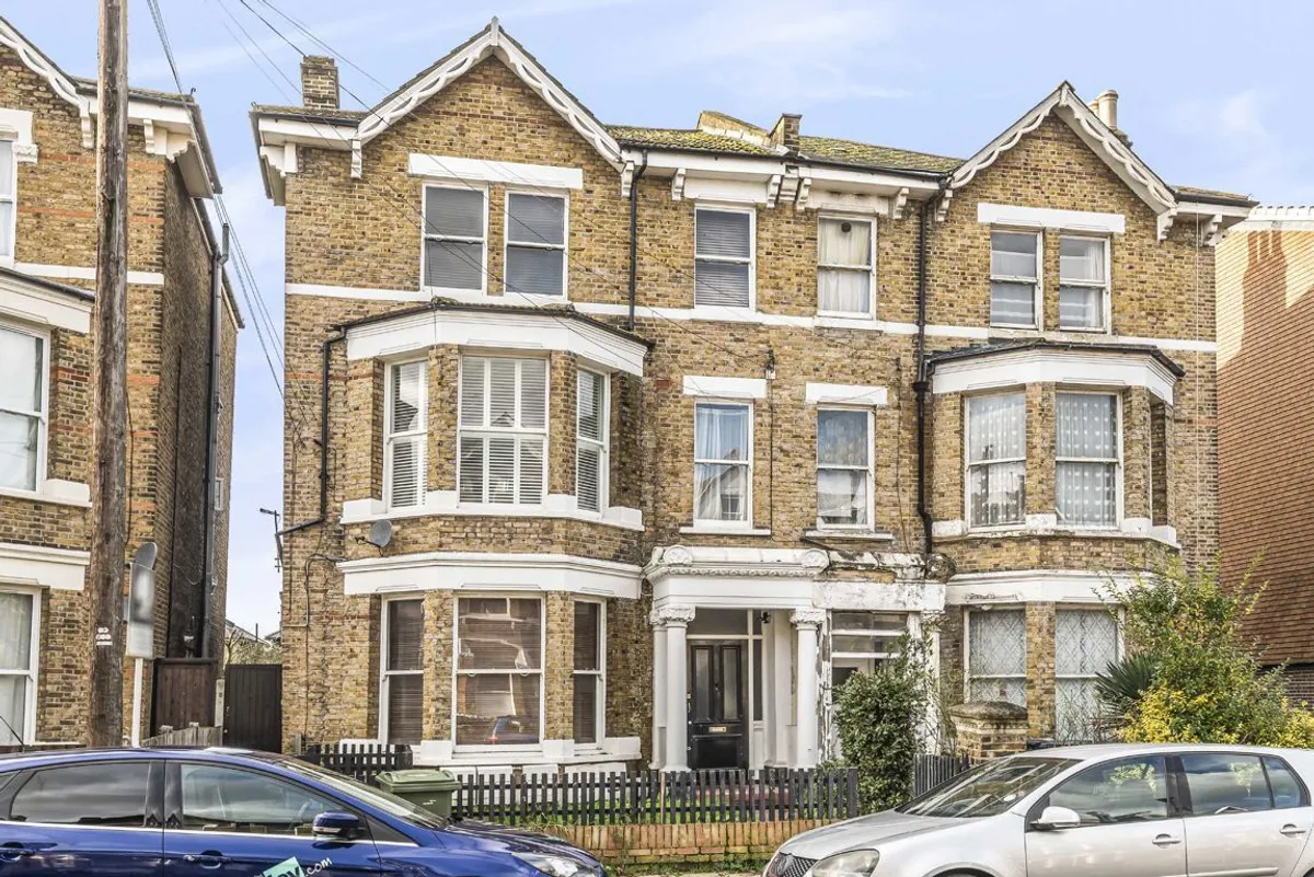 Flat Montrell Road in Greater London