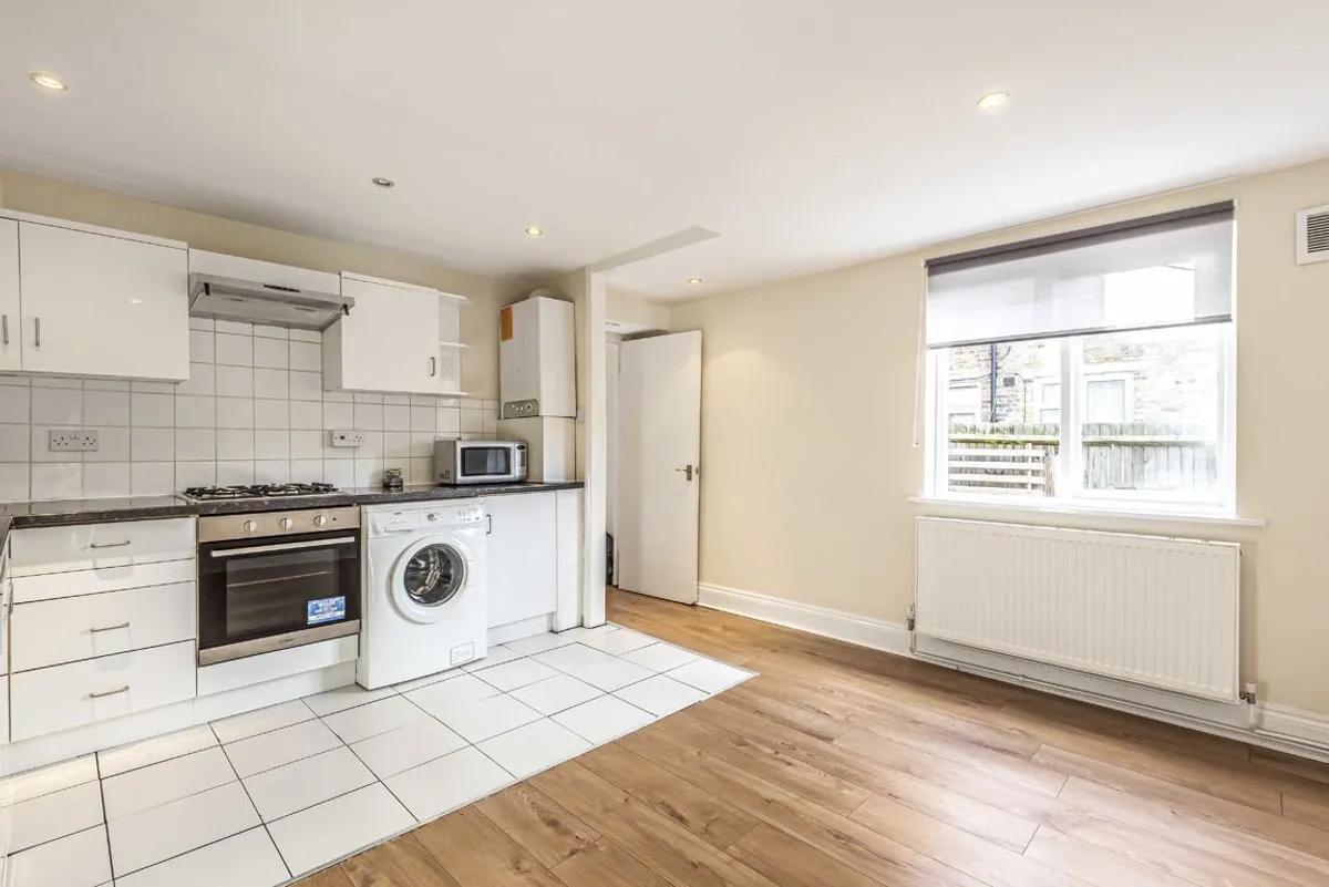 Flat Montrell Road in Greater London