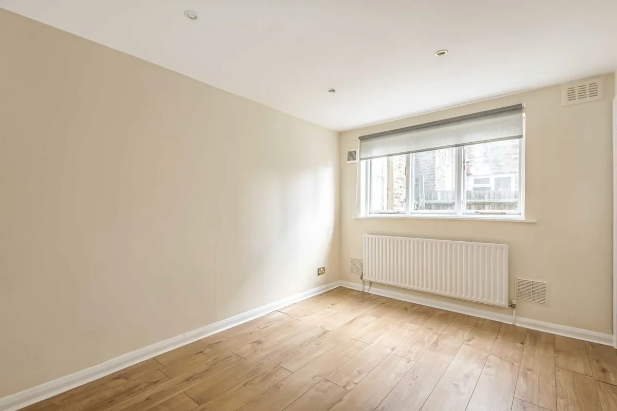 Flat Montrell Road in Greater London
