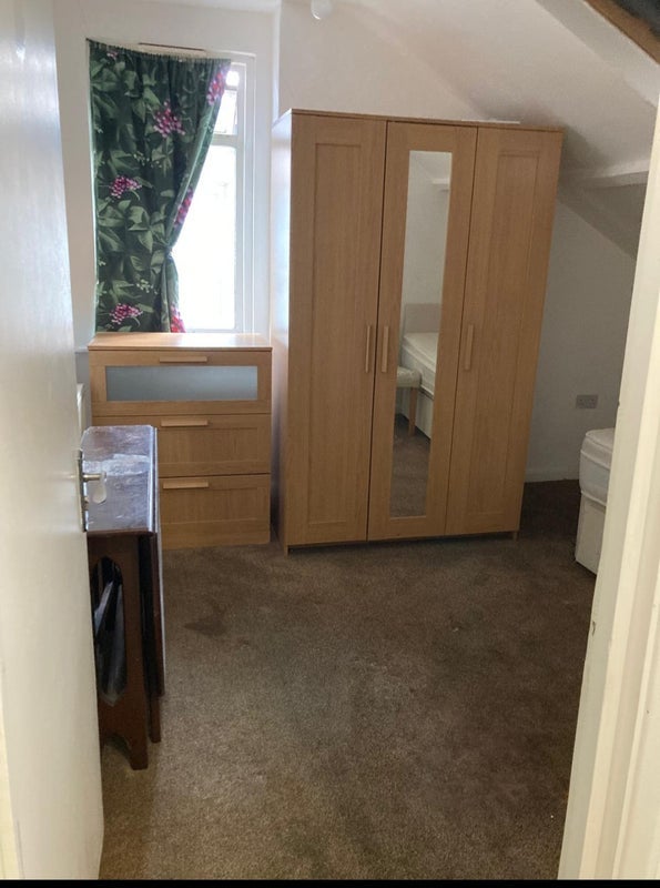 Room Grange Park Road in Greater London