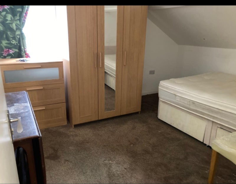Room Grange Park Road in Greater London