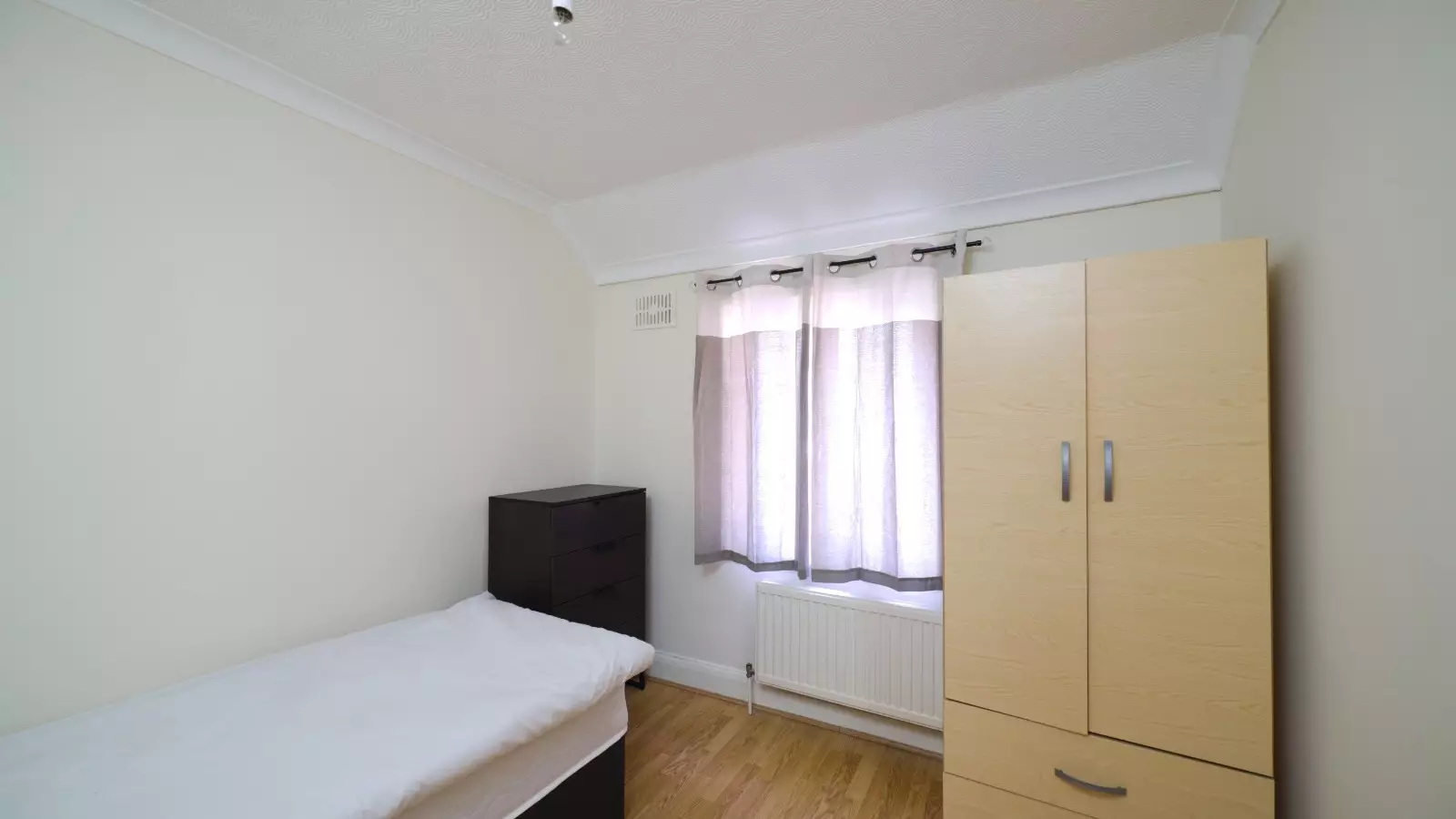 Room Bisson Road in Greater London