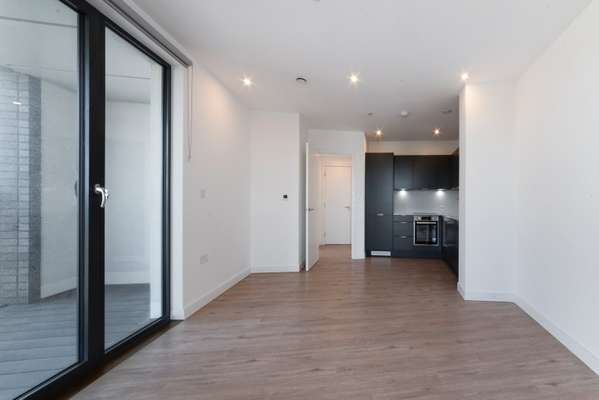 Flat Plaistow Road in Greater London