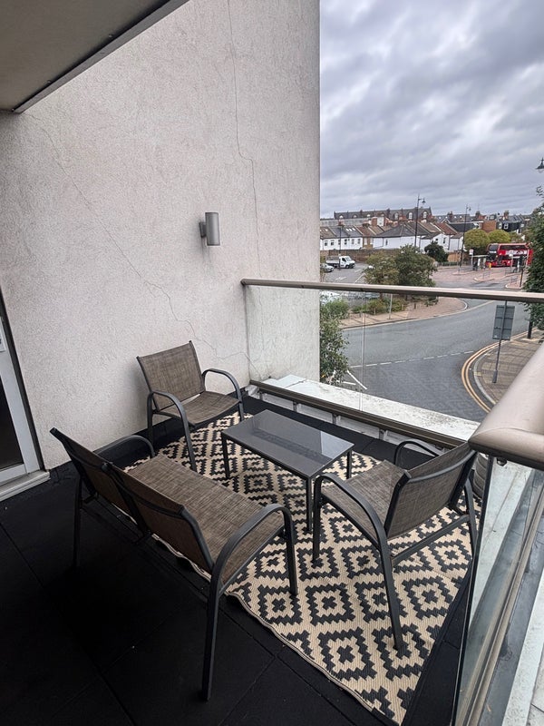 Flat Hartfield Road in Greater London