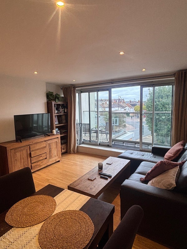 Flat Hartfield Road in Greater London