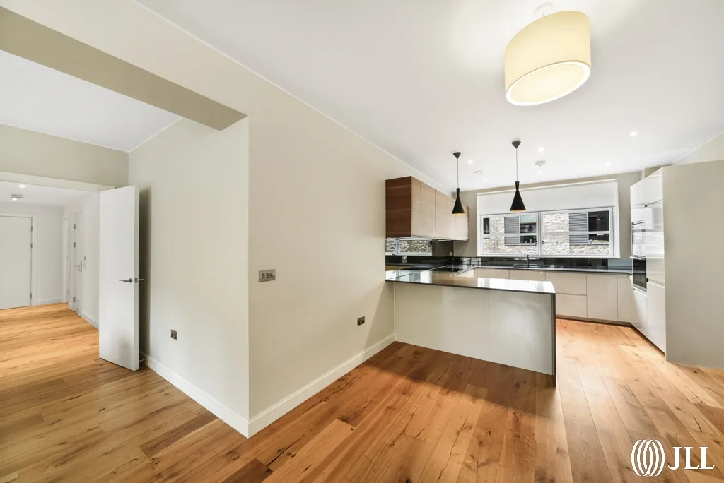 Flat Sugar House Lane in Greater London