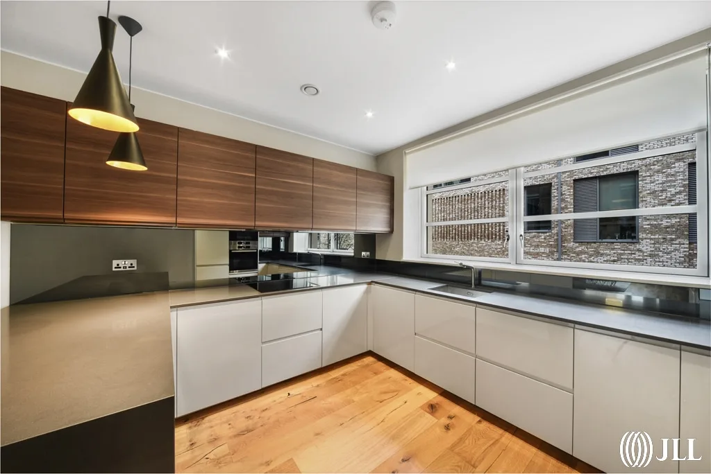 Flat Sugar House Lane in Greater London