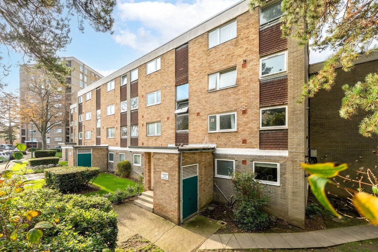 Flat Brockham Court in Greater London