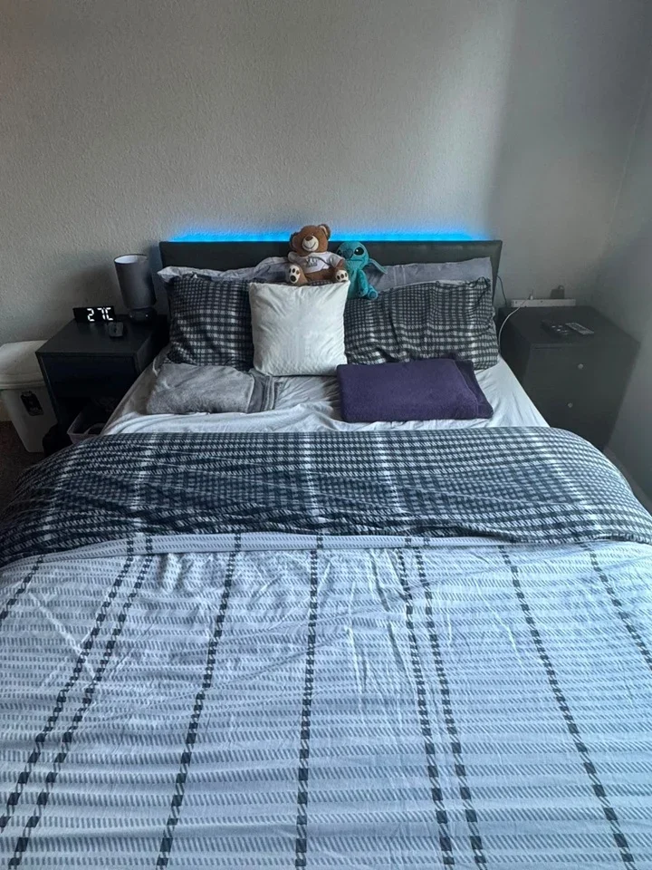 Room Oval Road in Greater London