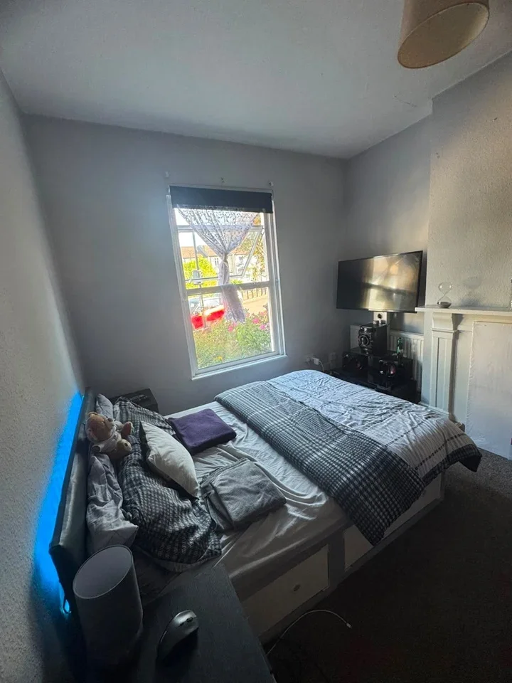 Room Oval Road in Greater London