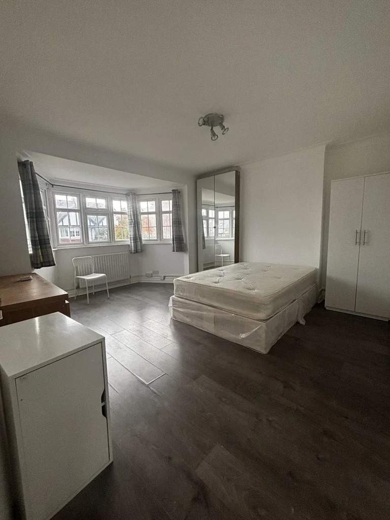 Room Rowsley Avenue in Greater London