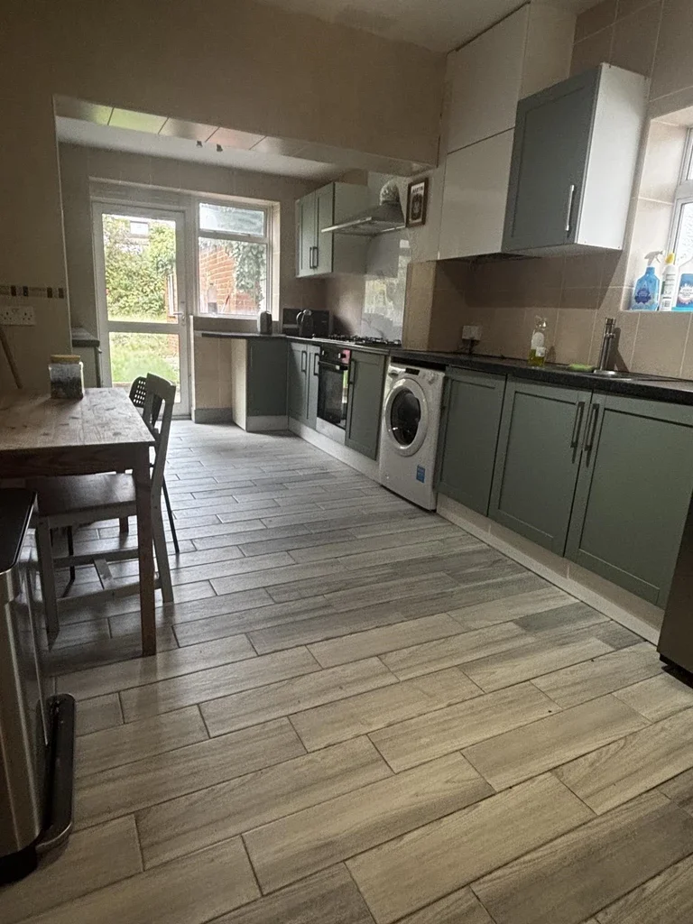 Room Rowsley Avenue in Greater London