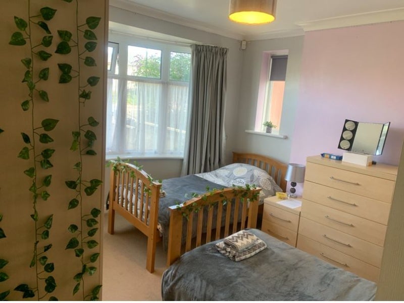 Room Kinsbourne Avenue in Bournemouth