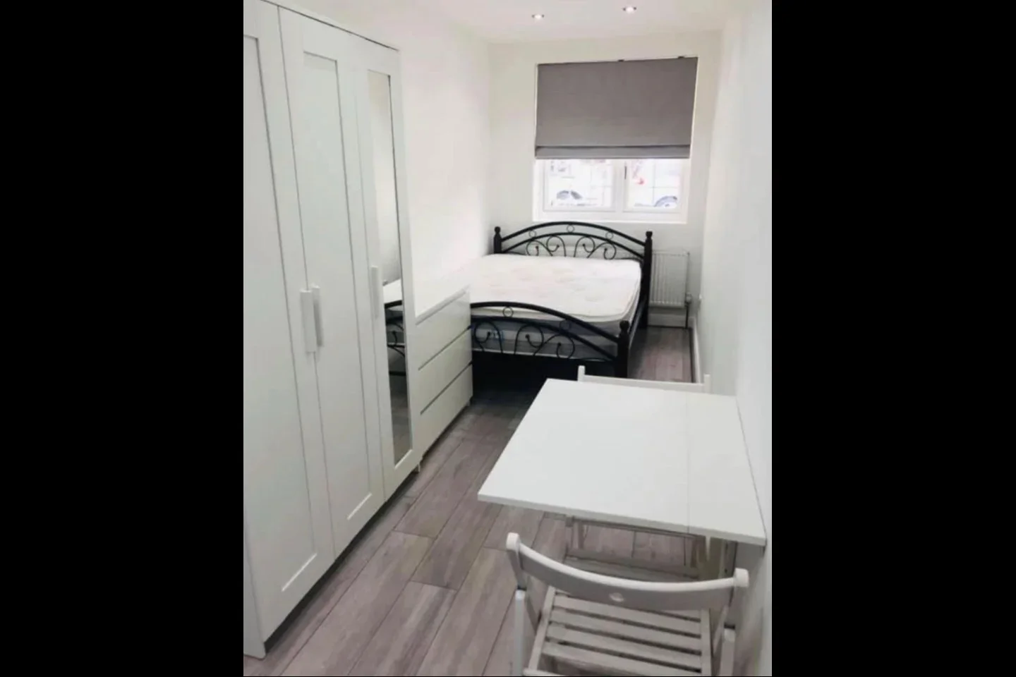 Flat Fortescue Road in Greater London