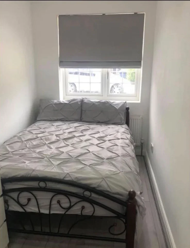 Flat Fortescue Road in Greater London