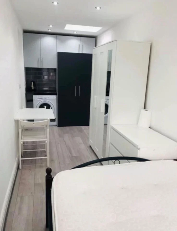 Flat Fortescue Road in Greater London