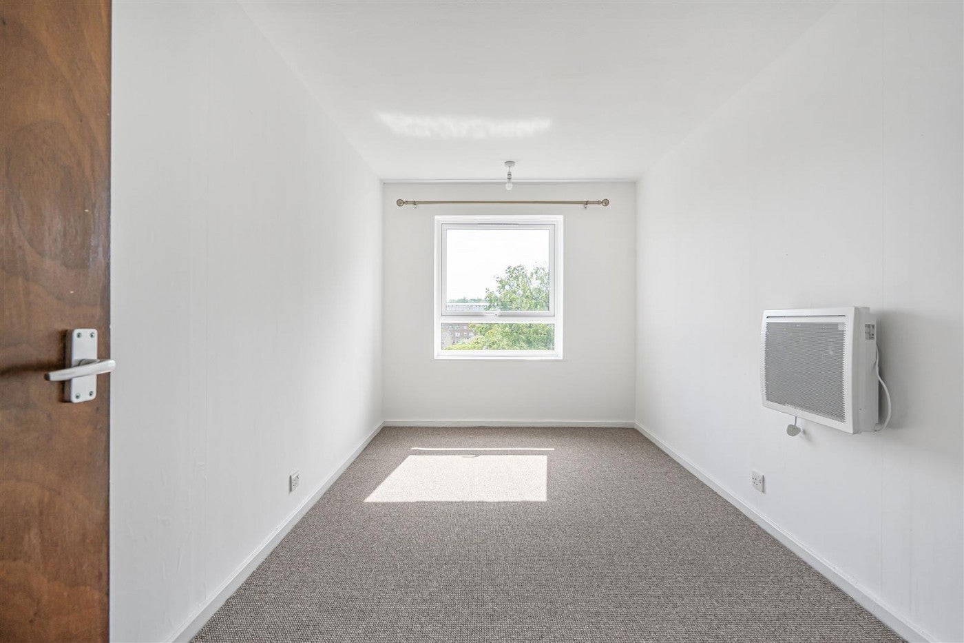 Flat Basinghall Gardens in Greater London