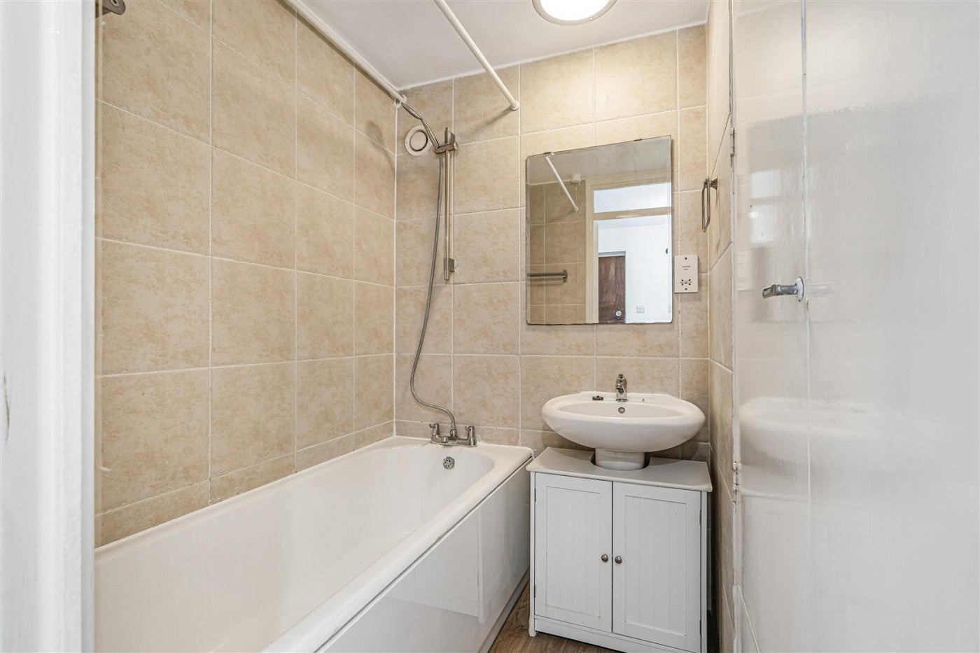 Flat Basinghall Gardens in Greater London