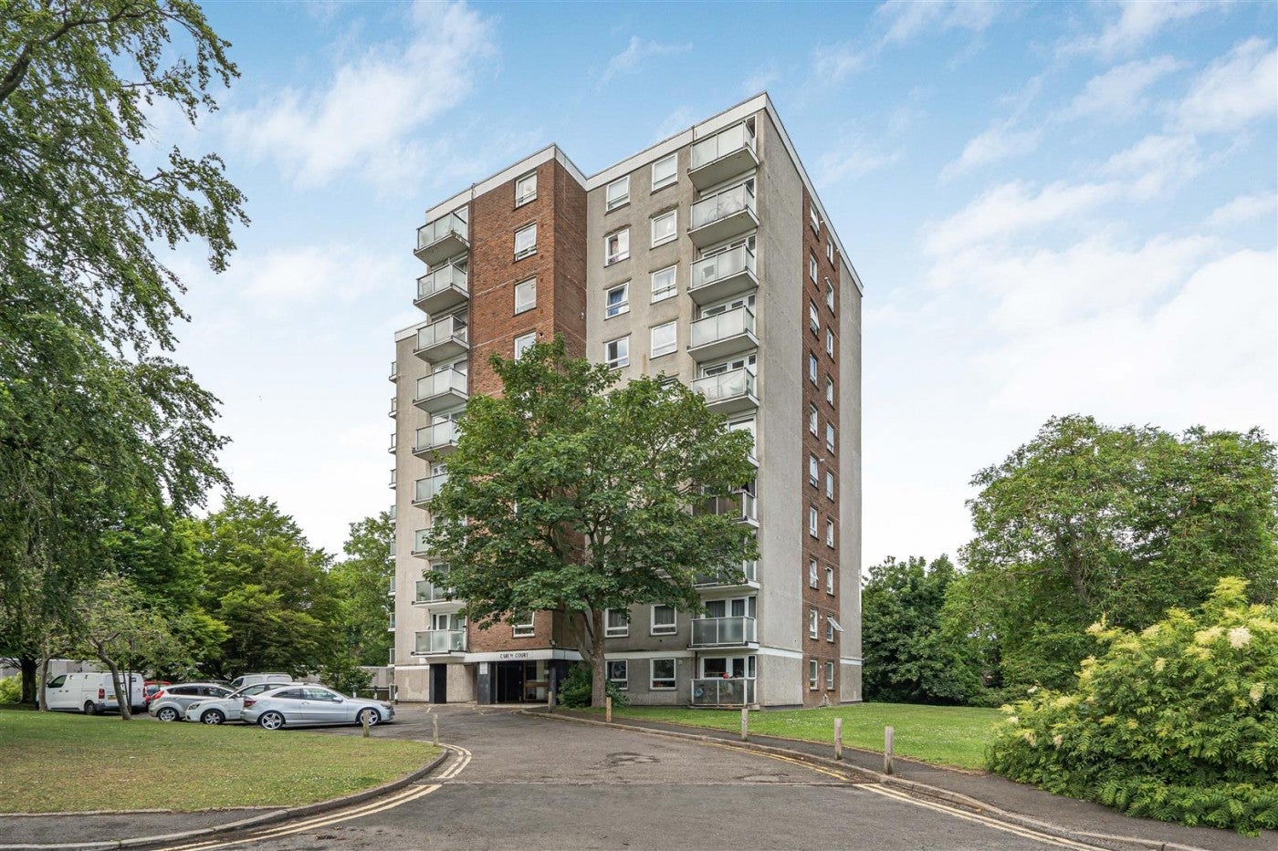 Flat Basinghall Gardens in Greater London