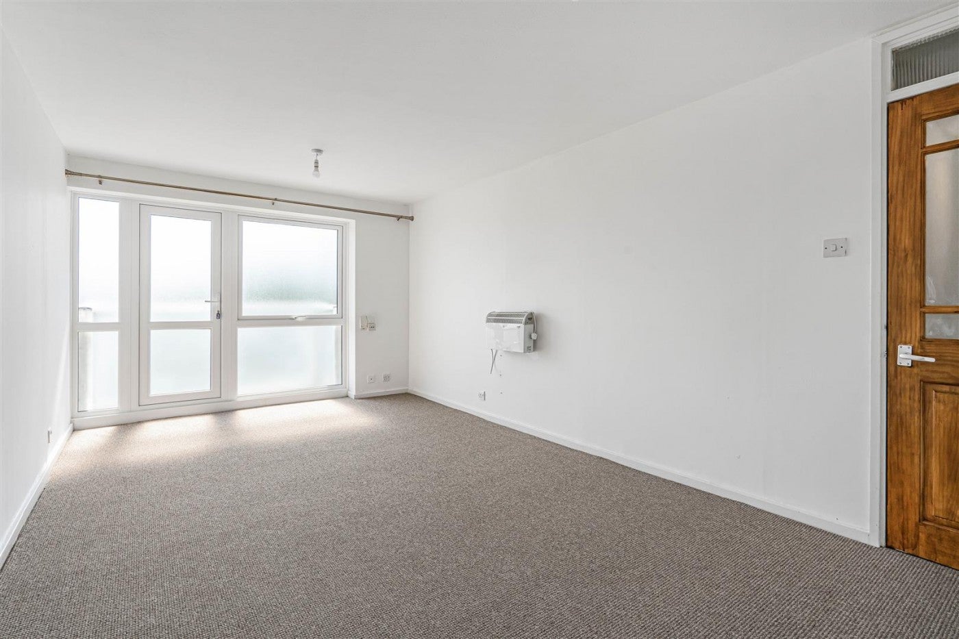 Flat Basinghall Gardens in Greater London