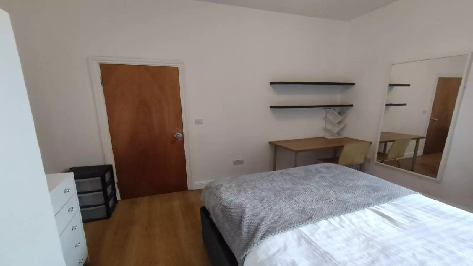 Flat Sheen Lane in Greater London
