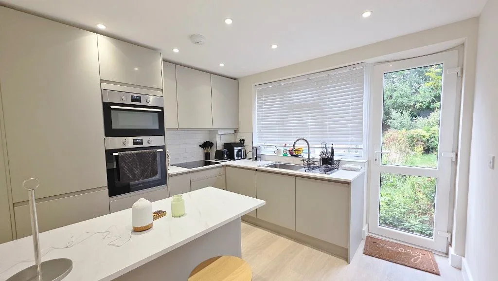 Flat Lloyd Court in Greater London