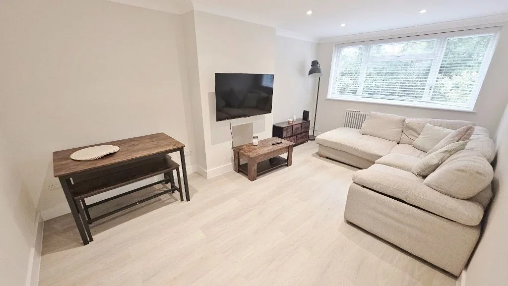 Flat Lloyd Court in Greater London