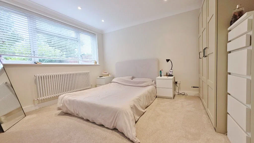 Flat Lloyd Court in Greater London