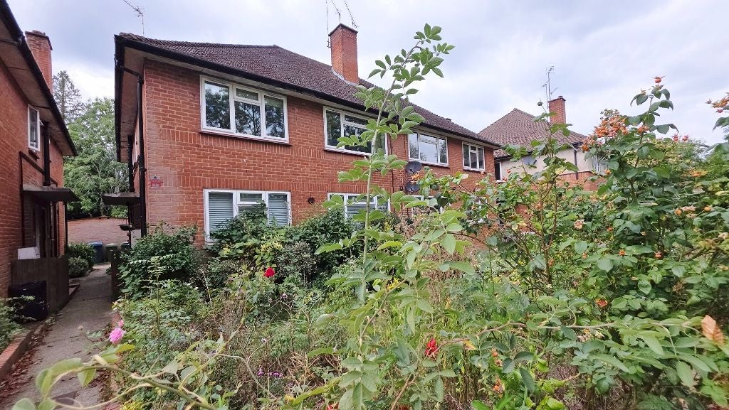 Flat Lloyd Court in Greater London