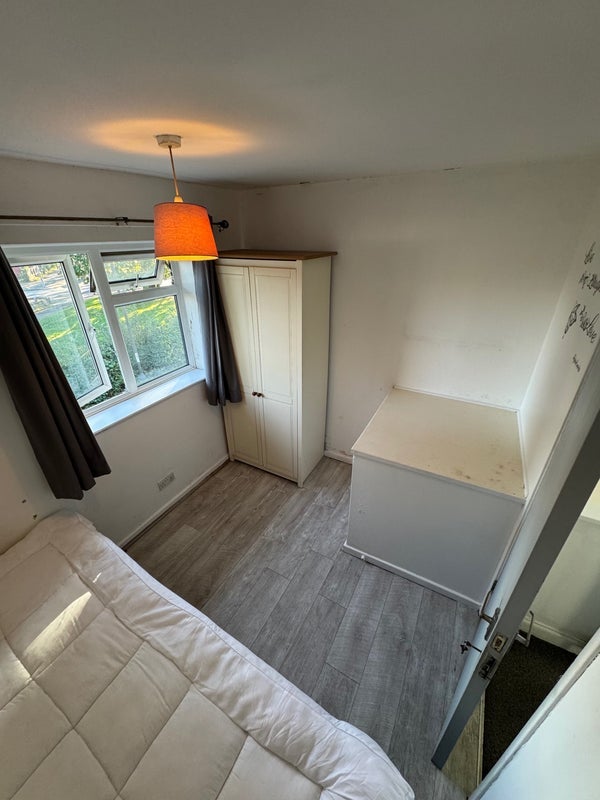 Room Tangmere Road in Crawley