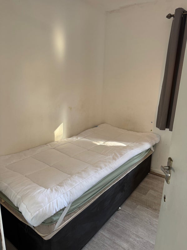 Room Tangmere Road in Crawley