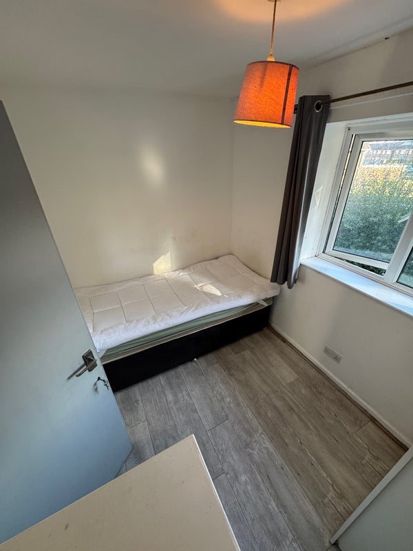 Room Tangmere Road in Crawley
