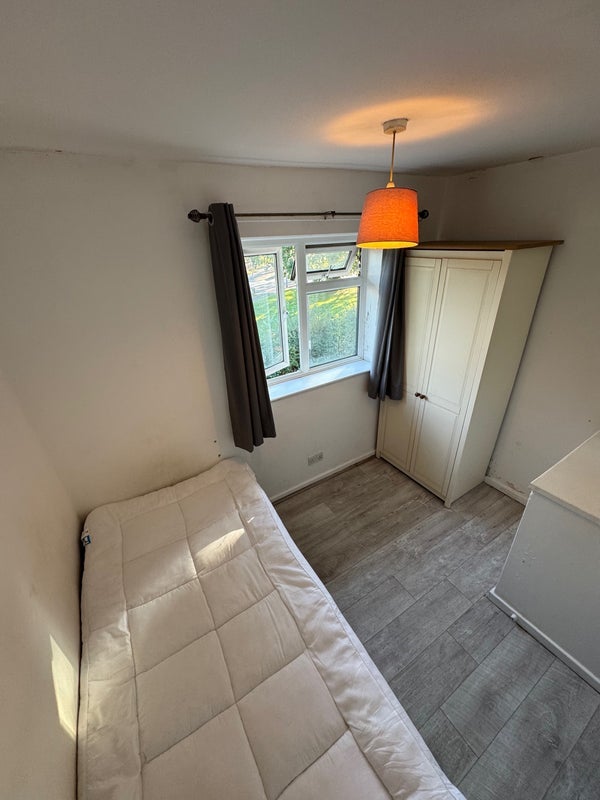 Room Tangmere Road in Crawley