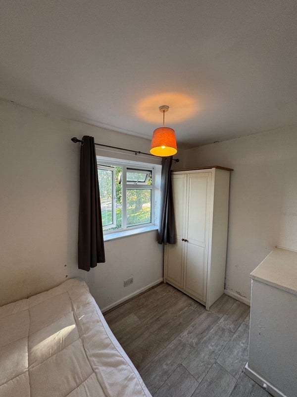 Room Tangmere Road in Crawley