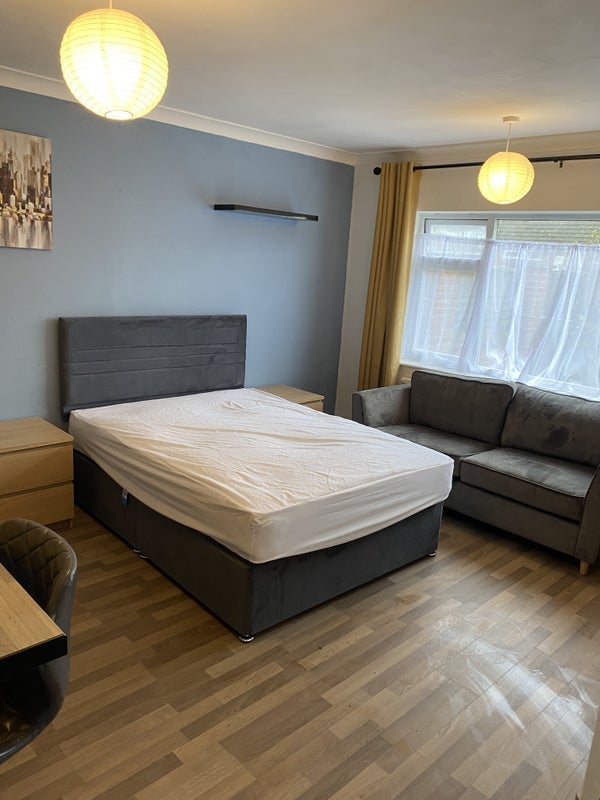 Room Limehurst Avenue in Charnwood