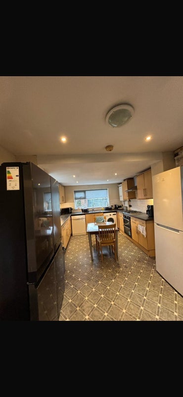 Room Limehurst Avenue in Charnwood