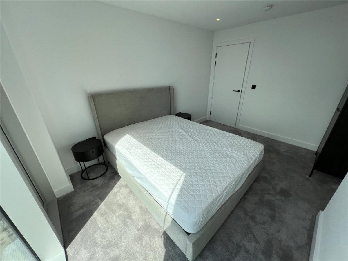 Flat Alie Street in Greater London