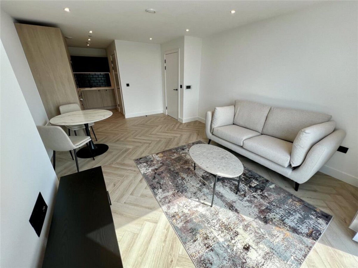 Flat Alie Street in Greater London