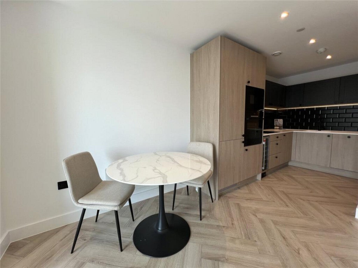 Flat Alie Street in Greater London