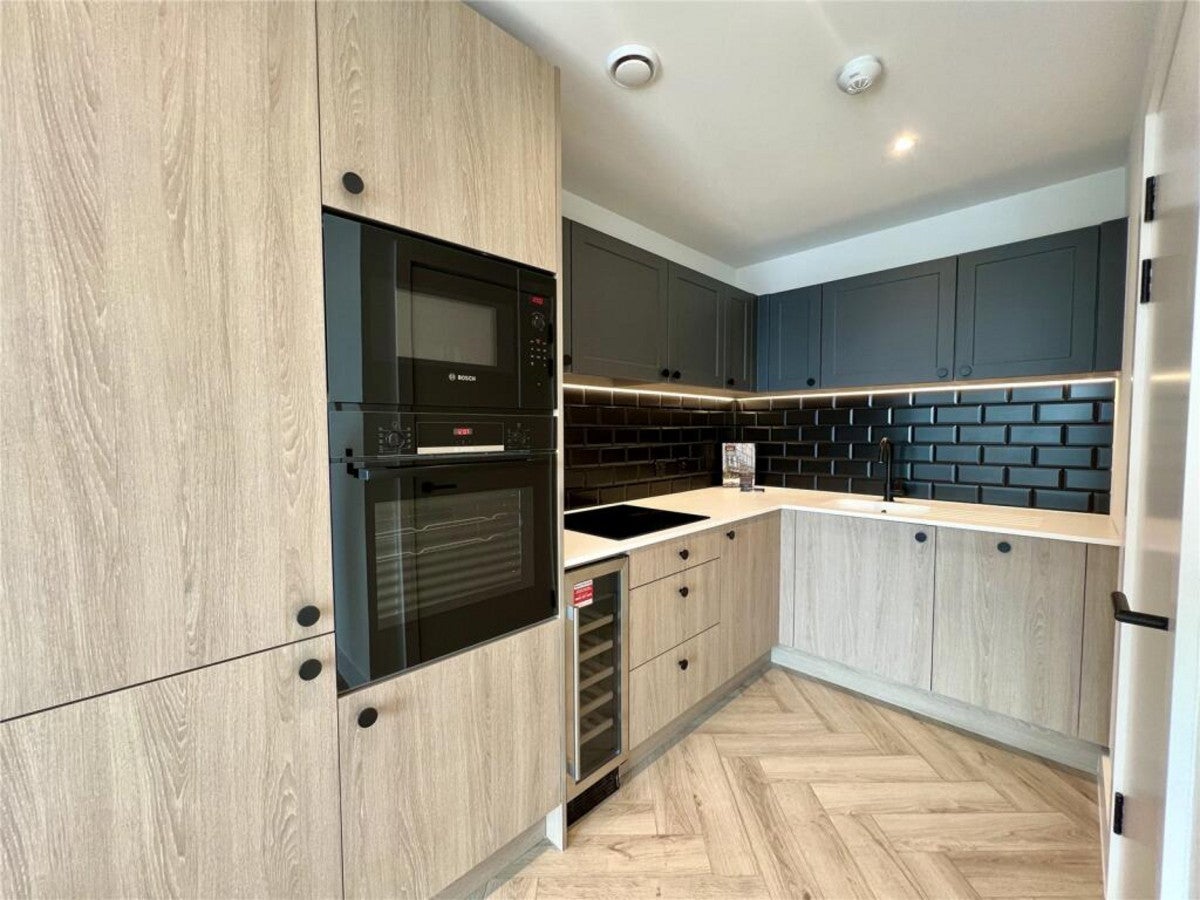 Flat Alie Street in Greater London