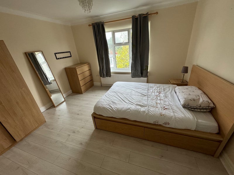 Room Summers Lane in Greater London