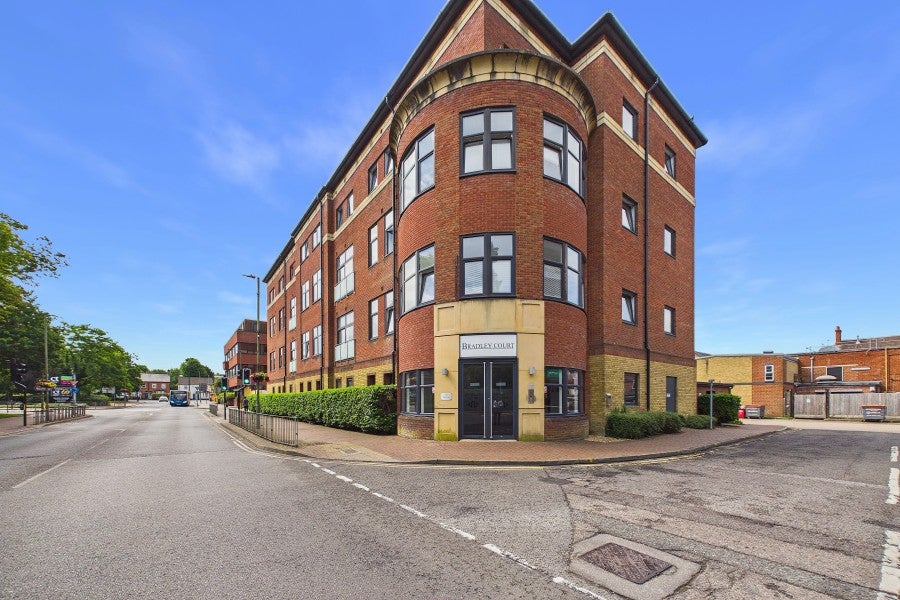 Flat Knoll Road in Surrey Heath