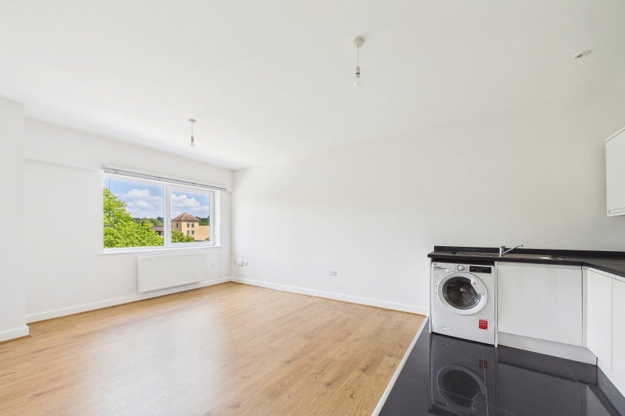 Flat Knoll Road in Surrey Heath