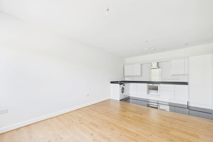 Flat Knoll Road in Surrey Heath
