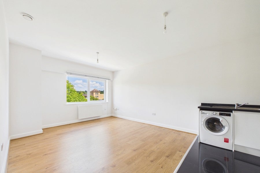 Flat Knoll Road in Surrey Heath