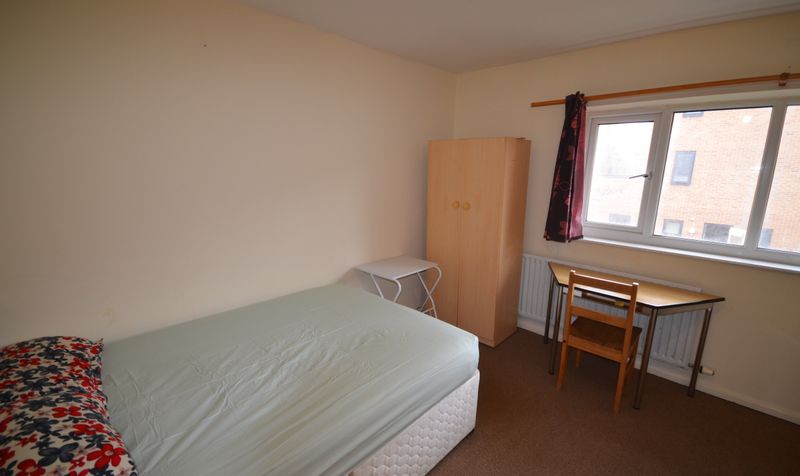 Room Hursthead Walk in Manchester
