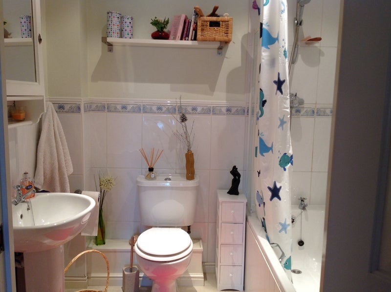 Room Walnut Close in Basildon