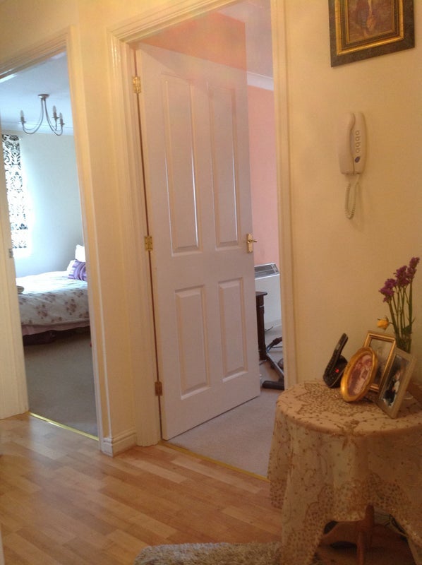 Room Walnut Close in Basildon