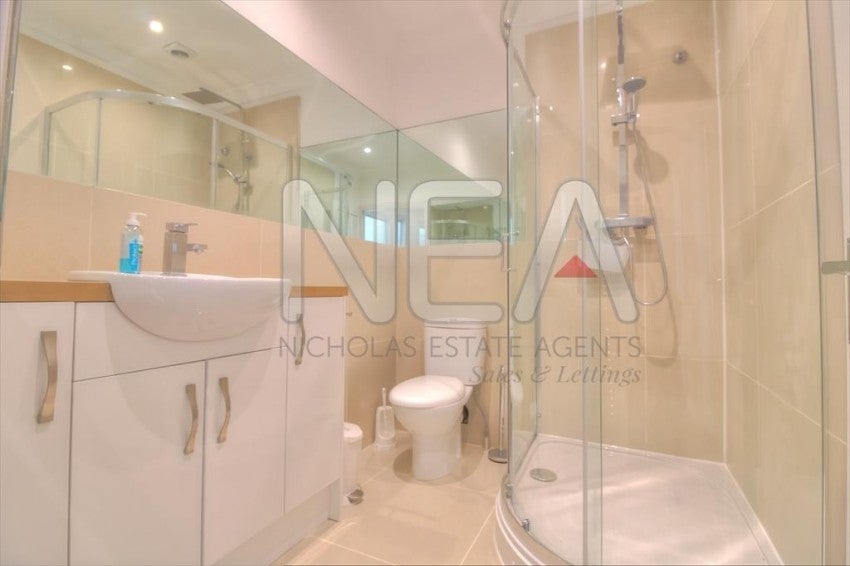 Flat Gosbrook Road in Reading